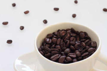コーヒー豆とコーヒーカップ　白バック