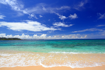 ウカビ島の綺麗なビーチと夏空