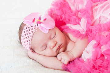 Obraz na płótnie Canvas spanie małą księżniczkę w różowych koronek (noworodka dziewczyna)