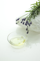 ラベンダーの花とアロマオイル