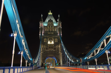 Fototapeta na wymiar Tower Bridge w Londynie w nocy