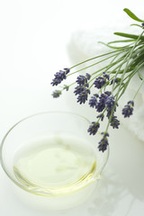 ラベンダーの花とアロマオイル