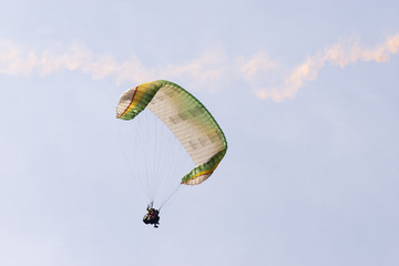 A para glider pulls on the brake chords when coming into land.