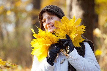 rentnerin im herbst