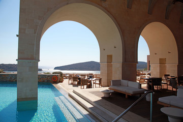 Obraz na płótnie Canvas Luksusowy hotel z pięknym widokiem na morze (Grecja)