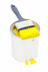 Gelber Farbeimer mit Pinsel