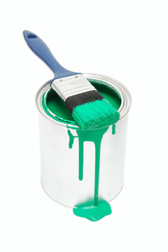 Grüner Farbeimer mit Pinsel