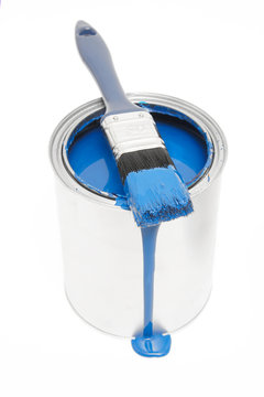Blauer Farbeimer mit Pinsel