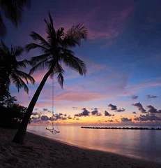 Selbstklebende Fototapete Insel Strand mit Palmen und Schaukel bei Sonnenuntergang, Malediven-Insel