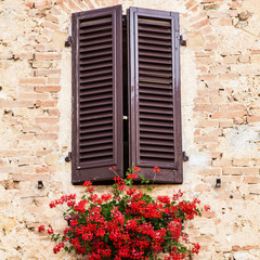 Fototapeta na wymiar Windows in Tuscany