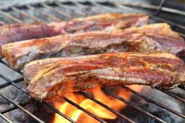 Schweinebauchscheiben auf Kolhegrill