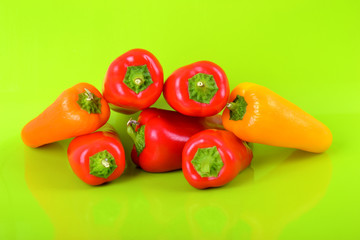 Mini poivrons rouges et jaunes sur fond vert