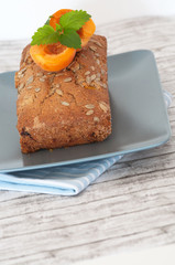 Aprikosenkuchen mit Sonnenblumenkernen