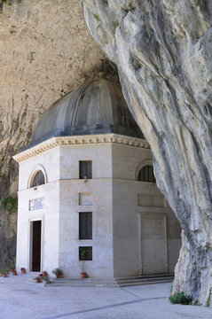 Tempietto del Valadier, Eremo di Santa Maria infra saxa, Genga