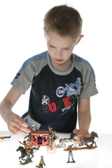 enfant jouant avec figurines western