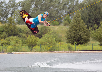 Mann beim Wassersport in der Luft