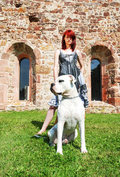 Grosser Boxermischling mit Frau