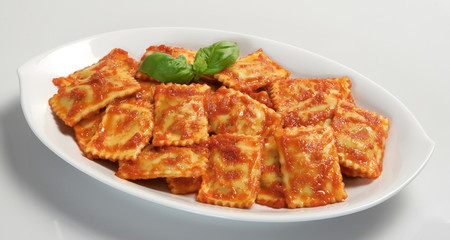 Ravioli alla ricotta e spinaci al sugo pomodoro