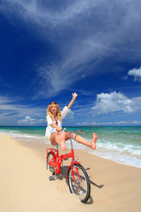 Fototapeta na wymiar 南国沖縄の海辺で遊ぶ笑顔の女性