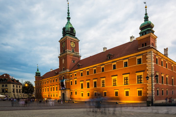 Fototapeta na wymiar Zamek Królewski w Warszawie w nocy