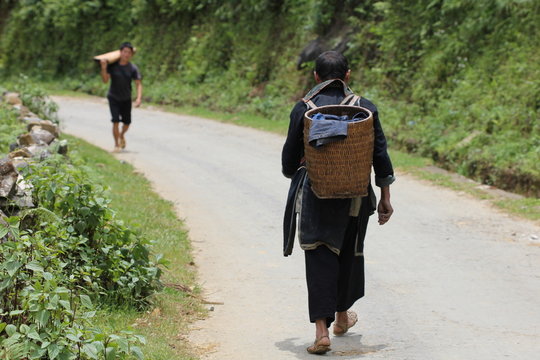 Hmong noir  marchant dans la montagne