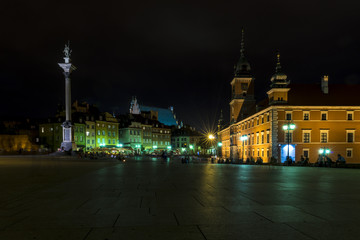 Fototapeta na wymiar Stare Miasto w Warszawie podczas nighht