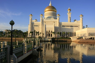 Sultan Omar Ali Saifudding Mosque, Brunei - obrazy, fototapety, plakaty