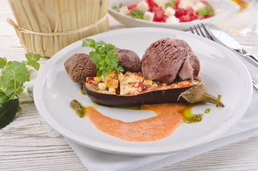  rindfleisch mit gebratene aubergine und feta käse