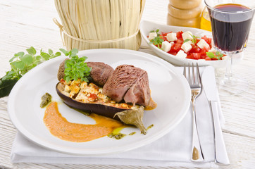  rindfleisch mit gebratene aubergine und feta käse