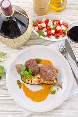  rindfleisch mit gebratene aubergine und feta käse