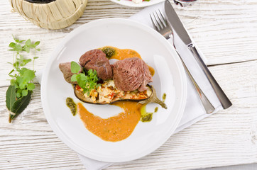  rindfleisch mit gebratene aubergine und feta käse