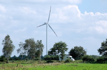 Windkraftanlage und Wohnmobil
