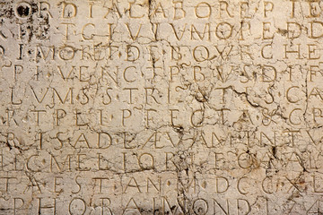 Mur en pierre avec lettres gravées