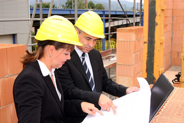 Architekten auf der Baustelle