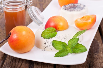 Aprikosen mit Sahnepudding