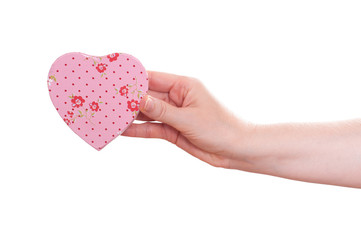 Fototapeta premium Weibliche Hand hält ein rosa Herz nach vorne