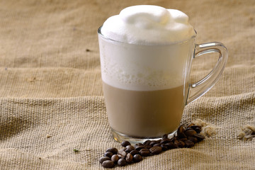 Cappuccino auf Kaffeesack