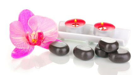 Fototapeta na wymiar Kamienie spa z kwiatów orchidei i świeczki na białym