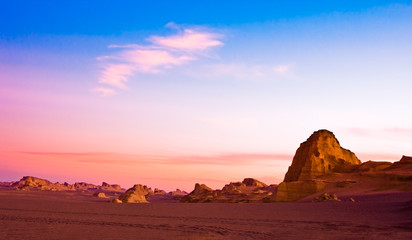 Fototapeta na wymiar Piękny zachód słońca z piaszczystych wzgórz na pustyni
