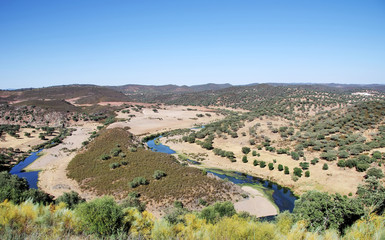 Fototapeta na wymiar Krajobraz doliny i rzeki w pobliżu Barrancos, Portugalia.