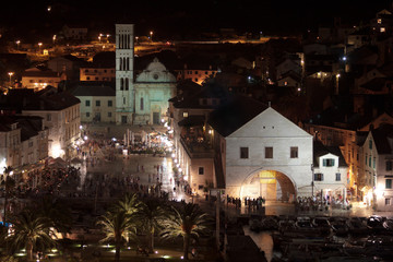 Fototapeta na wymiar Hvar śródziemnomorskiego miasteczka w nocy