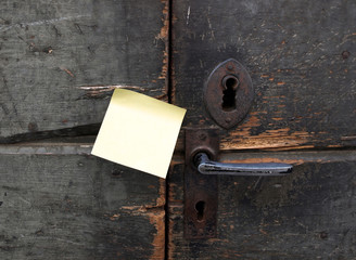 Ancient door handle and post-it