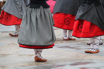 Mujeres vestidas con el traje tradicional vasco