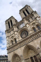 Fototapeta na wymiar Fachada de Notre Dame de Paris 3