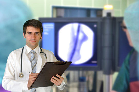 Junger Chirug Junger Arzt mit Schild Endovaskul&auml;re Chirurgie