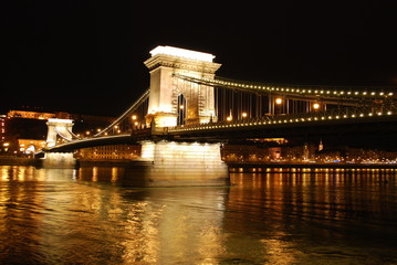 most nad Dunajem w Budapeszcie © spacetech