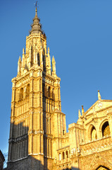 Fototapeta na wymiar Torre de la catedral de Toledo vista por la tarde, arte gótico
