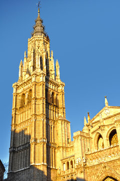 Torre de la catedral de Toledo vista por la tarde, arte g&oacute;tico