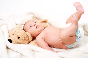 Baby Windel und Kuscheltier