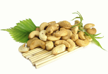 Орехи на соломе